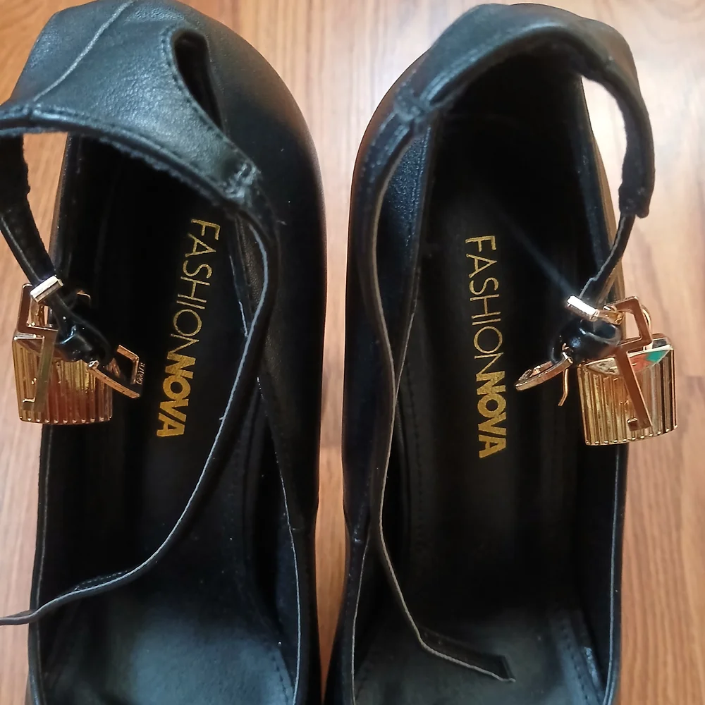 Fashion Nova Maray Platform Heels Womens 10 Black Padlock‎ Charm Peep Toe Block